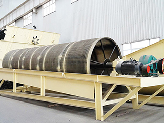 其包括底座、激振裝置、機(jī)架及設(shè)于 機(jī)架上的復(fù)數(shù)個(gè)篩分滾筒、料斗、驅(qū)動(dòng)裝置、復(fù)數(shù)個(gè)輸送裝置