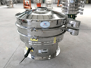 使用一些耐腐蝕、需要干凈的使用環(huán)境,比如食品、化工行業(yè),可分為圓形篩、方型篩、滾筒篩等多種型號(hào)